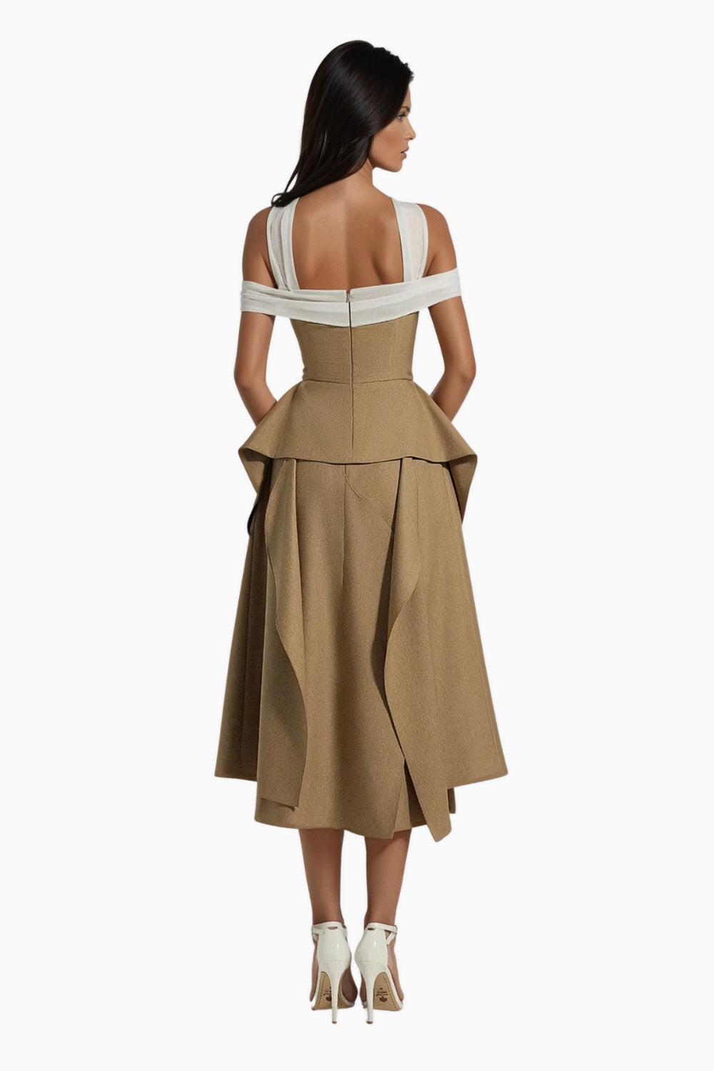 Beżowa sukienka midi z odkrytymi ramionami, taśmą przy dekolcie i konstrukcyjną spódnicą z drapowaniami