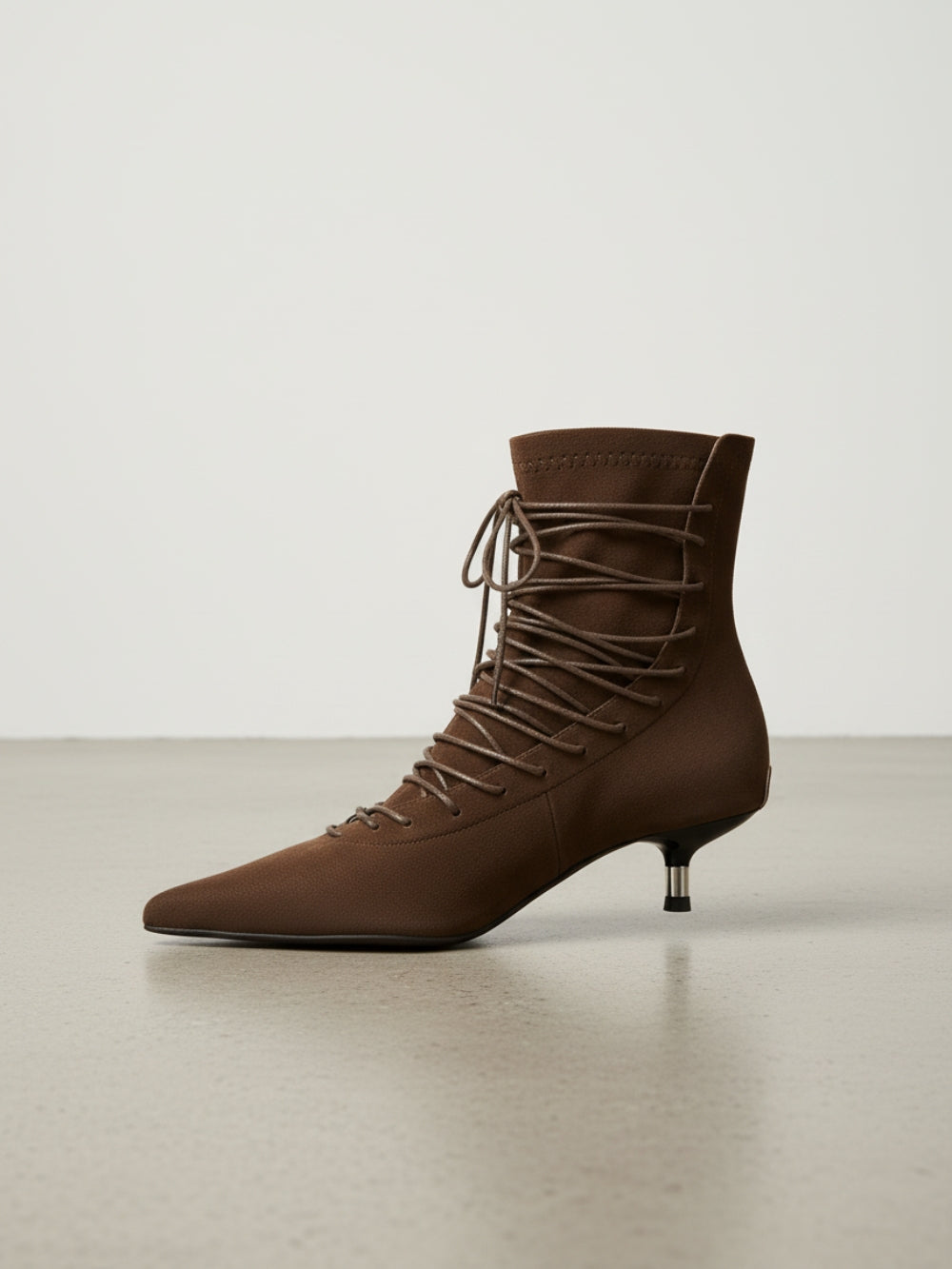 Botki z eko zamszu na niskiej szpilce z owijanym sznurowaniem