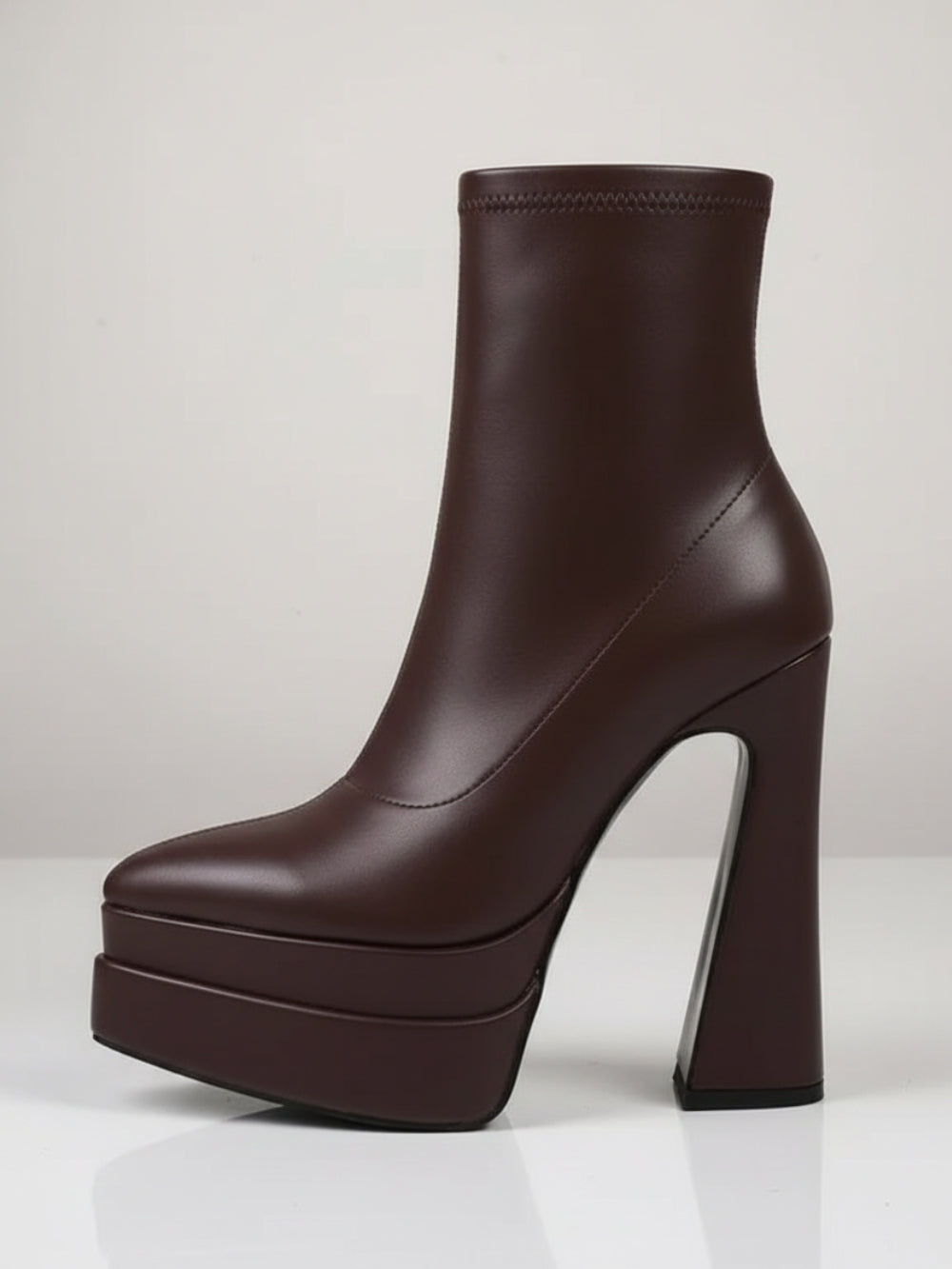 Botki z eko skóry na bardzo wysokiej platformie z dopasowaną cholewką i szerokim obcasem słupkiem
