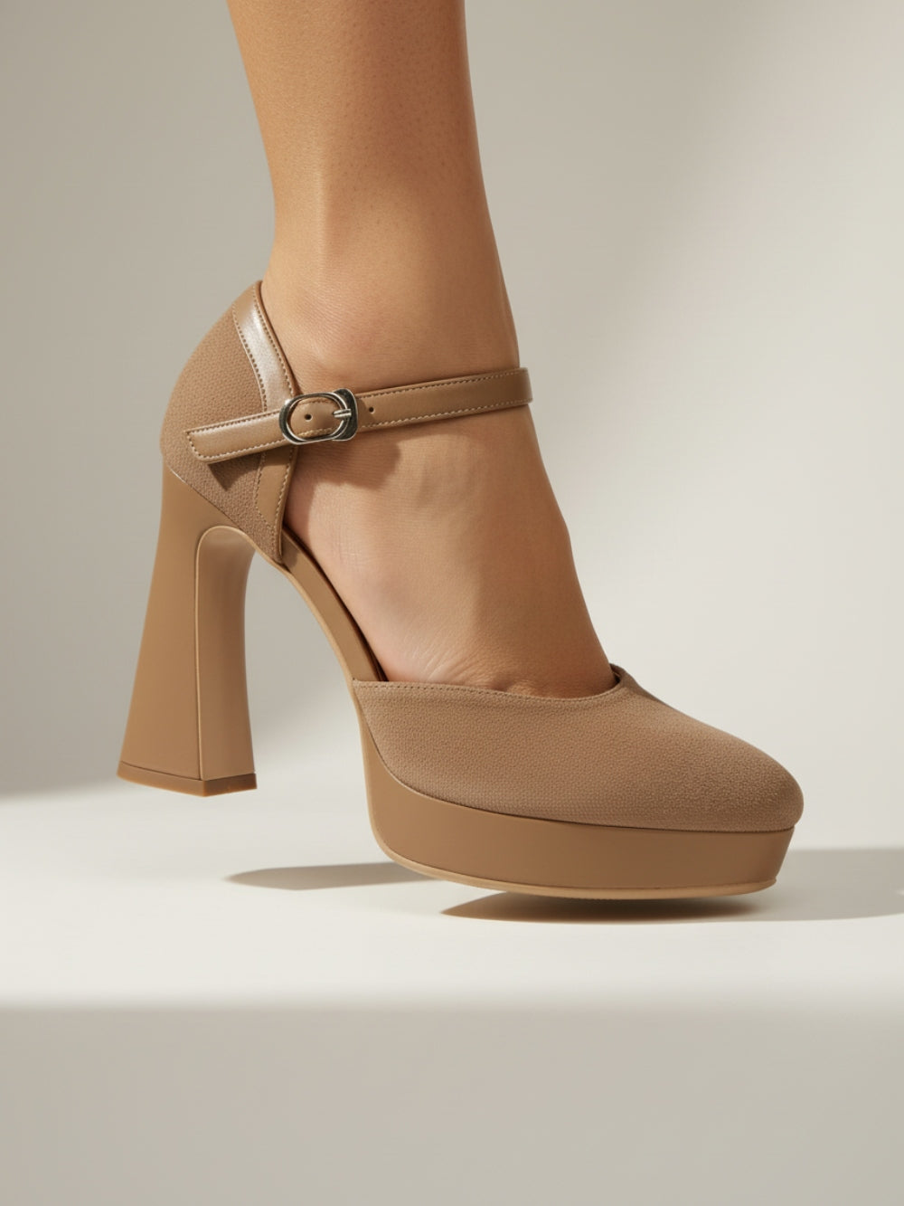 Czółenka na platformie z miękkiego sztucznego zamszu na wysokim słupku z paskiem