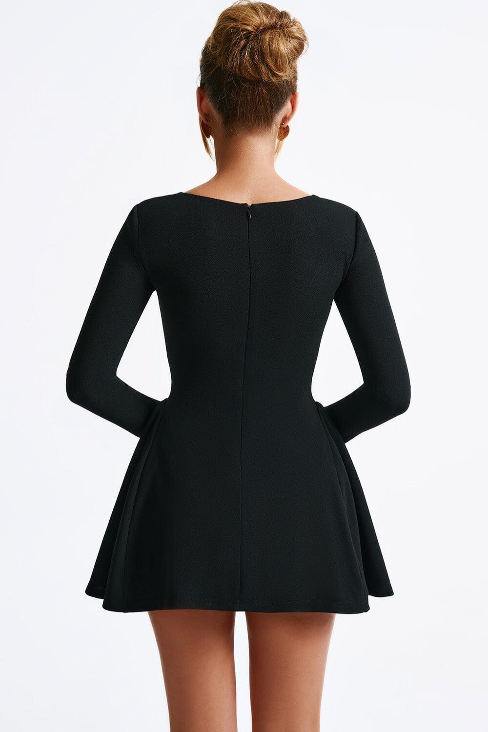 Elegancka mini sukienka z marszczeniem, kokardką i rozkloszowaną spódnicą