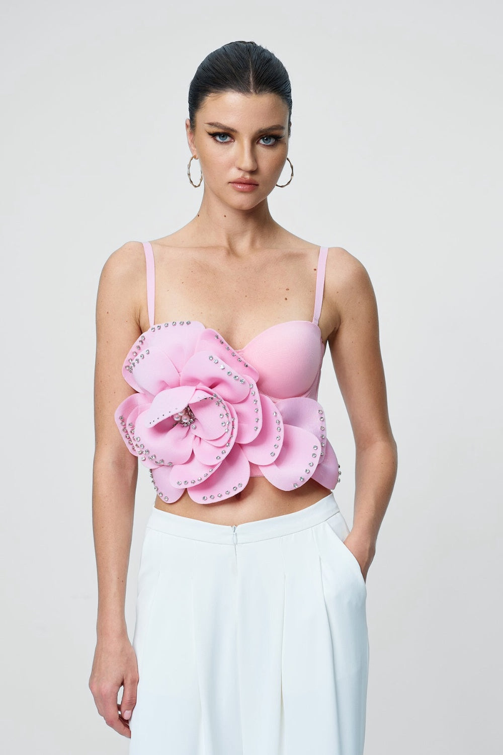 Gorsetowy top z kwiatową aplikacją i cienkimi ramiączkami zdobiony kryształkami