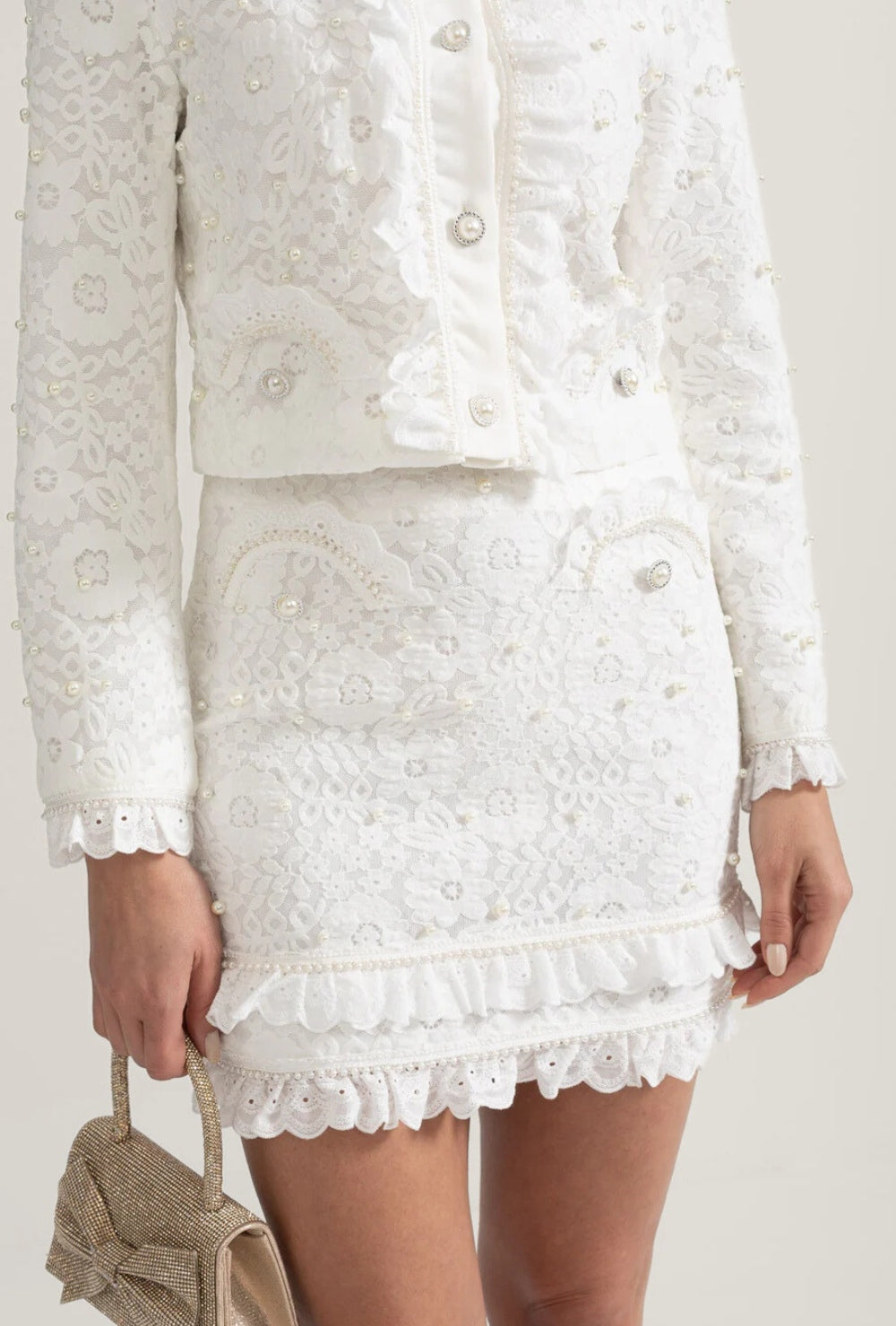 Biały elegancki komplet dwuczęściowy z perłowymi zdobieniami