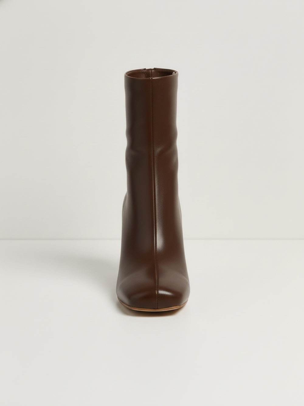 Botki z eko skóry za kostkę z dopasowaną cholewką, średnim wyprofilowanym obcasem i lekko kwadratowym noskiem z zamkiem z tyłu