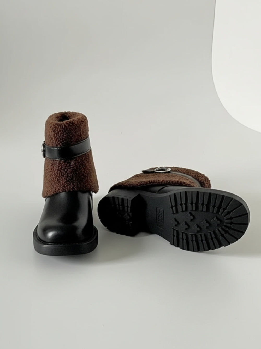 Botki zimowe na niskim słupku ze sztucznej skóry z cholewką z imitacji kożuszka i paskiem z klamrą