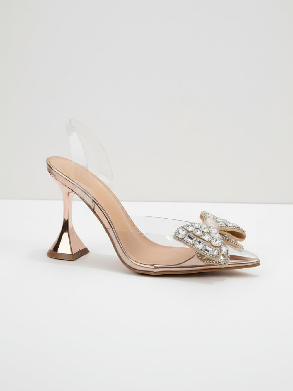 Czółenka slingback z przezroczystą cholewką i kokardą z błyszczącymi kryształkami na geometrycznym obcasie