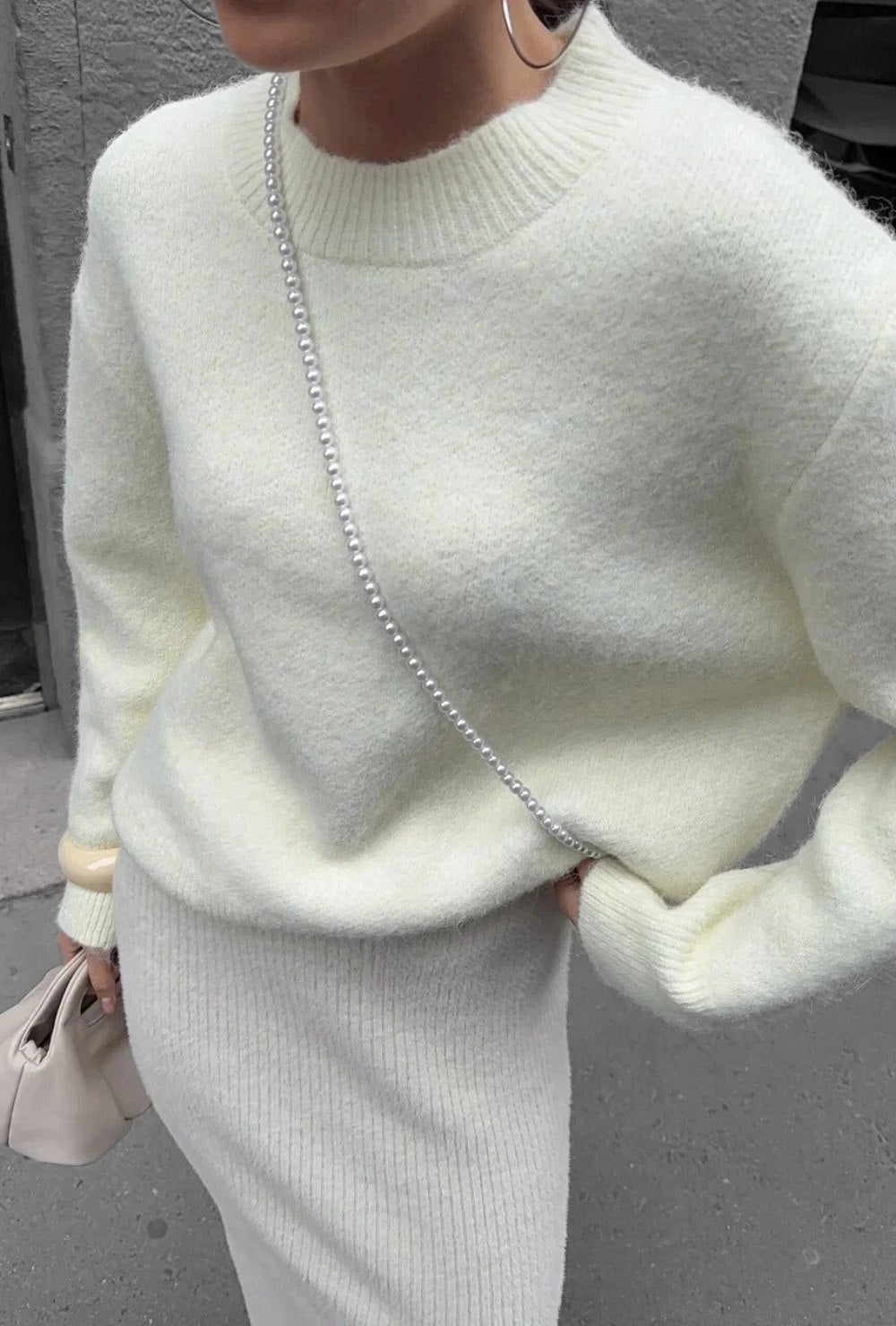 Sweter z okrągłym dekoltem z miękkiej puszystej dzianiny z mieszanki wełny o swobodnym kroju