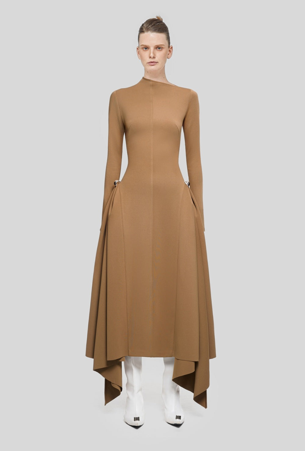 Asymetryczna sukienka midi z metalowymi guzikami i symetrycznymi drapowaniami