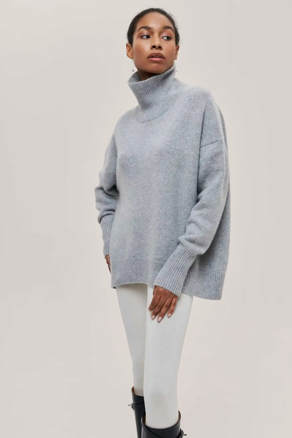 Sweter oversize z wysokim golfem z lekkiej dzianiny z wełną