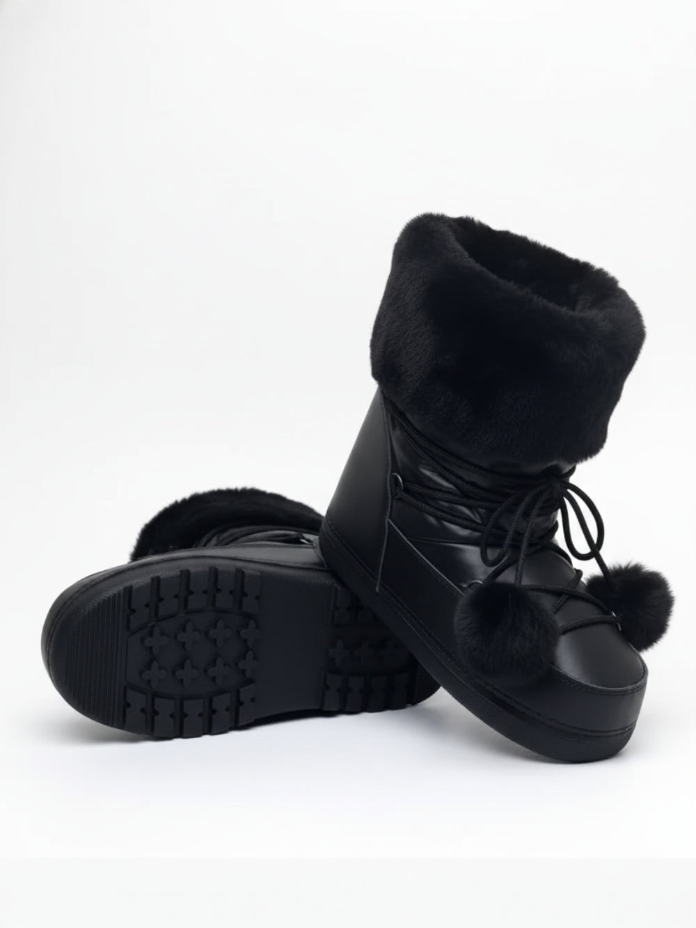 Śniegowce z futrzanym mankietem i pomponami na sznurowanie