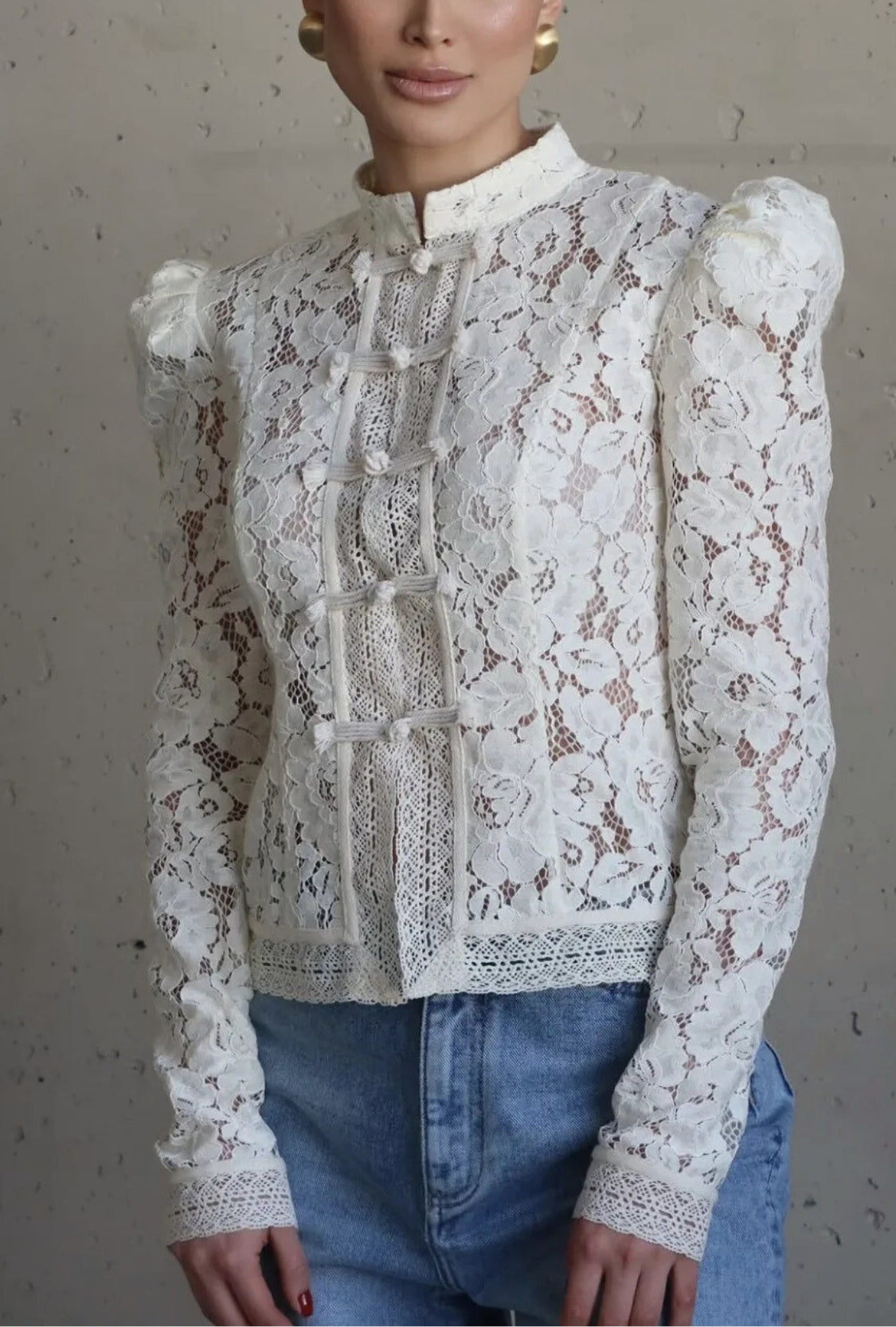 Dopasowana bluzka z kwiatowej koronki ze stójką i żabkami z długimi rękawami