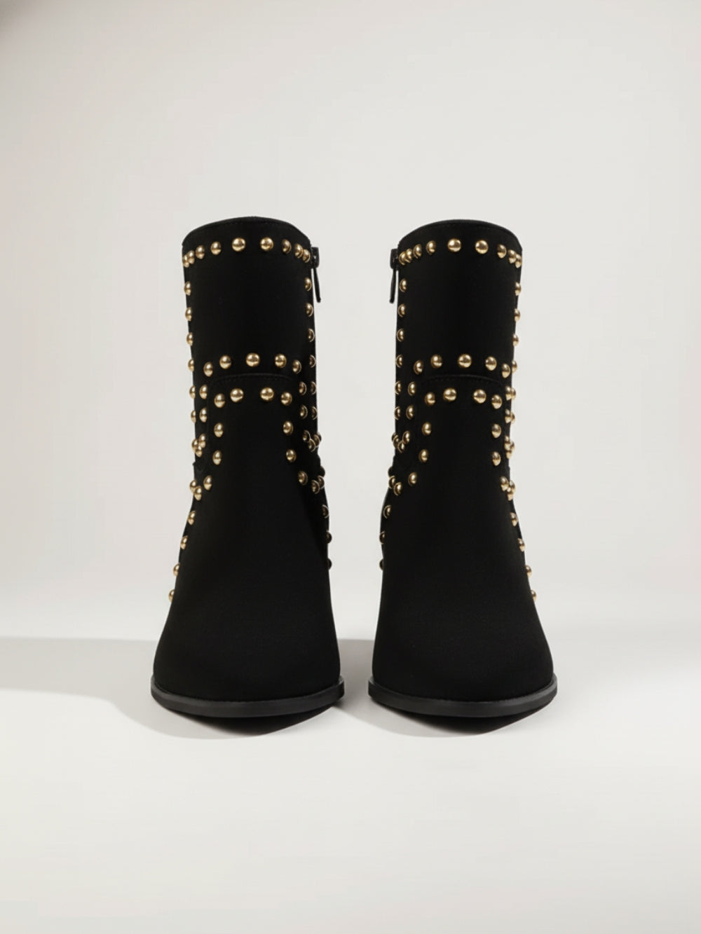 Botki z eko zamszu na niskim obcasie z metalowymi nitami