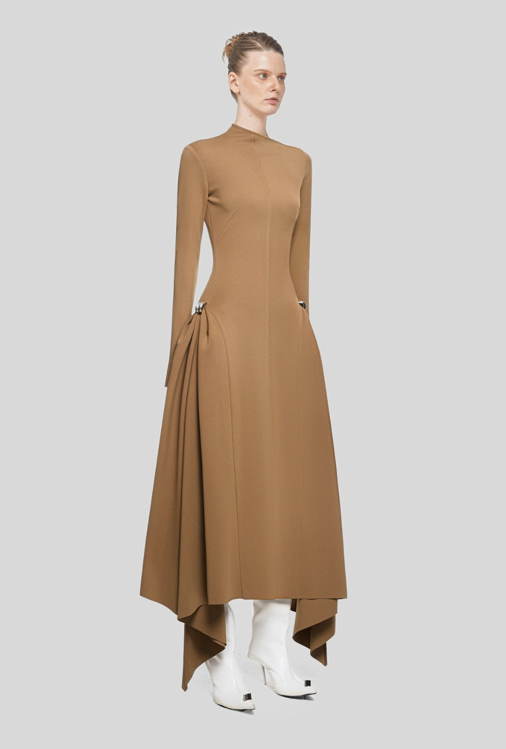 Asymetryczna sukienka midi z metalowymi guzikami i symetrycznymi drapowaniami