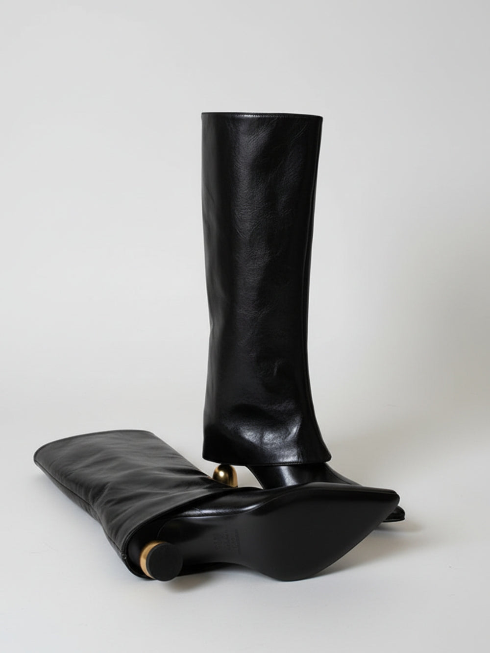 Kozaki z eko skóry przed kolano z szeroką cholewką, szpiczastym noskiem i niskim złotym obcasem o kulistym kształcie