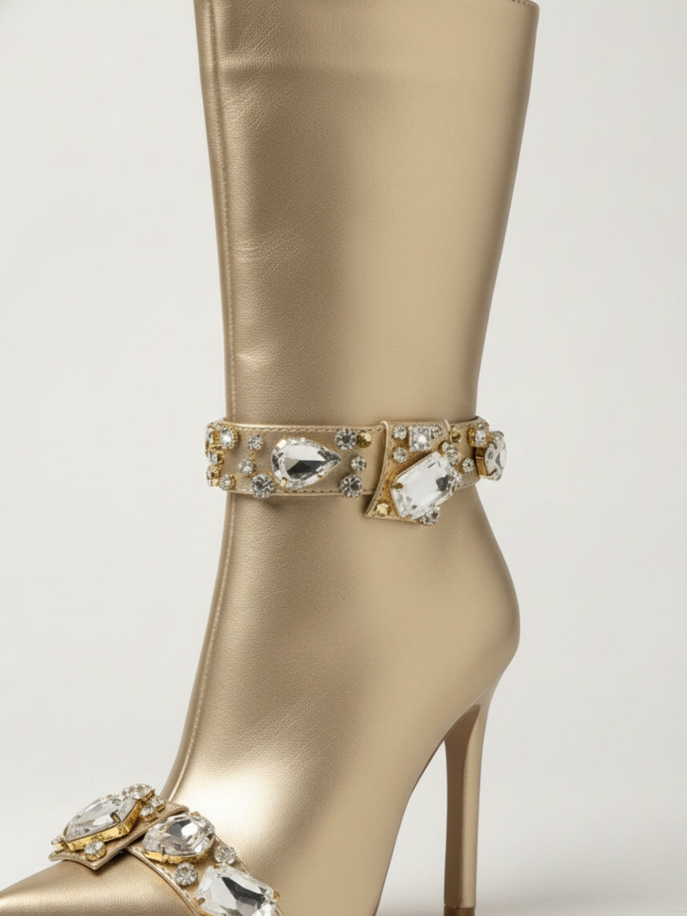 Botki na szpilce z eko skóry z paskami ze szklanymi kryształkami