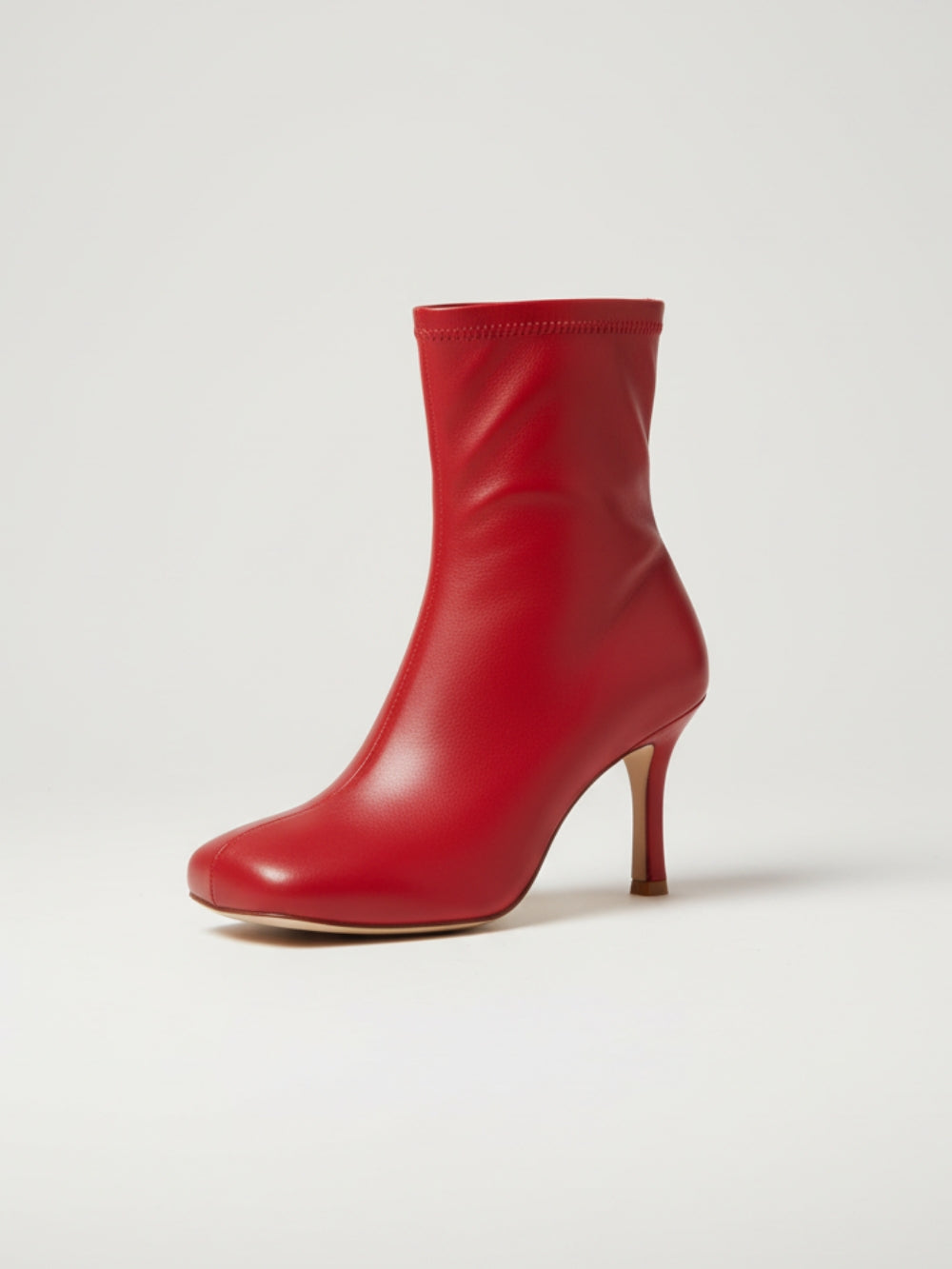 Botki z eko skóry za kostkę z dopasowaną cholewką, średnim wyprofilowanym obcasem i lekko kwadratowym noskiem z zamkiem z tyłu