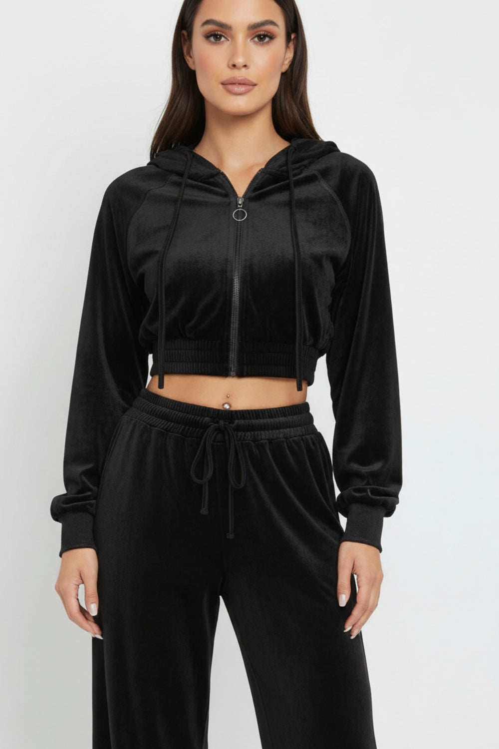 Welurowy komplet dresowy z krótką rozpinaną bluzą z kapturem i szerokimi spodniami z wysokim stanem