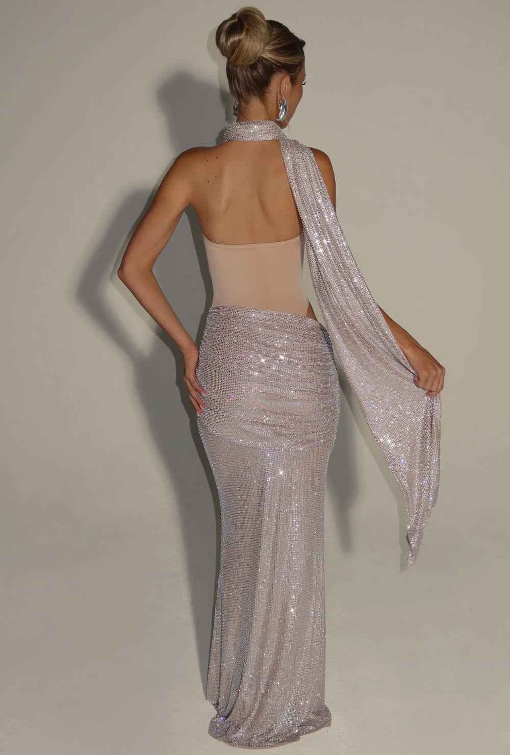 Błyszcząca suknia maxi bez ramiączek z drapowaniem i subtelnym wycięciem w talii