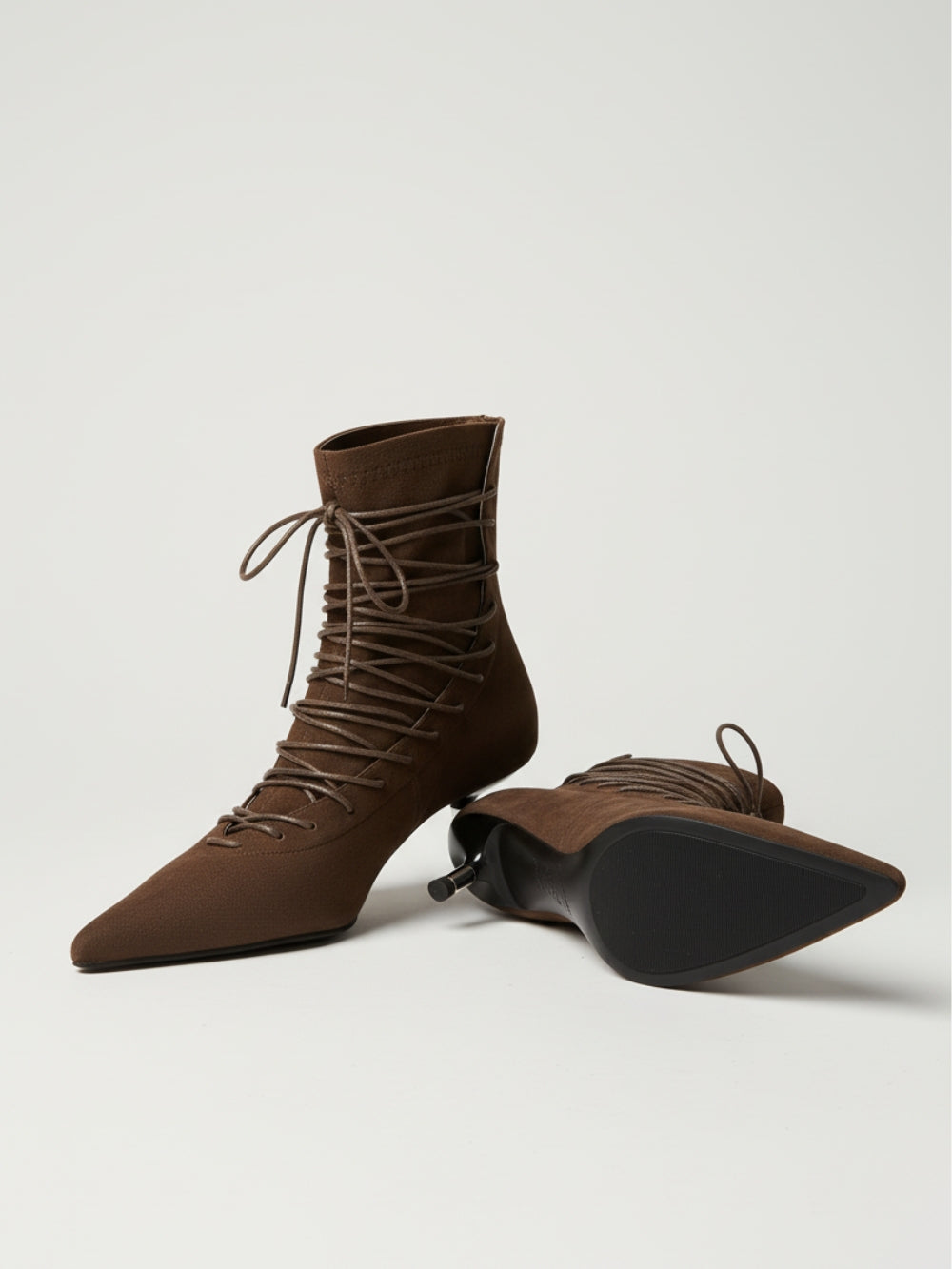 Botki z eko zamszu na niskiej szpilce z owijanym sznurowaniem