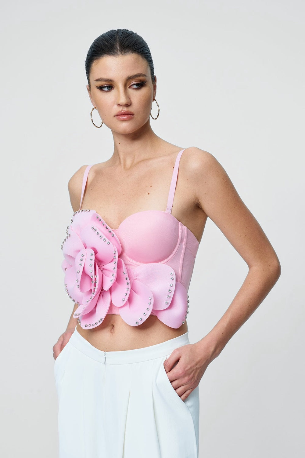 Gorsetowy top z kwiatową aplikacją i cienkimi ramiączkami zdobiony kryształkami