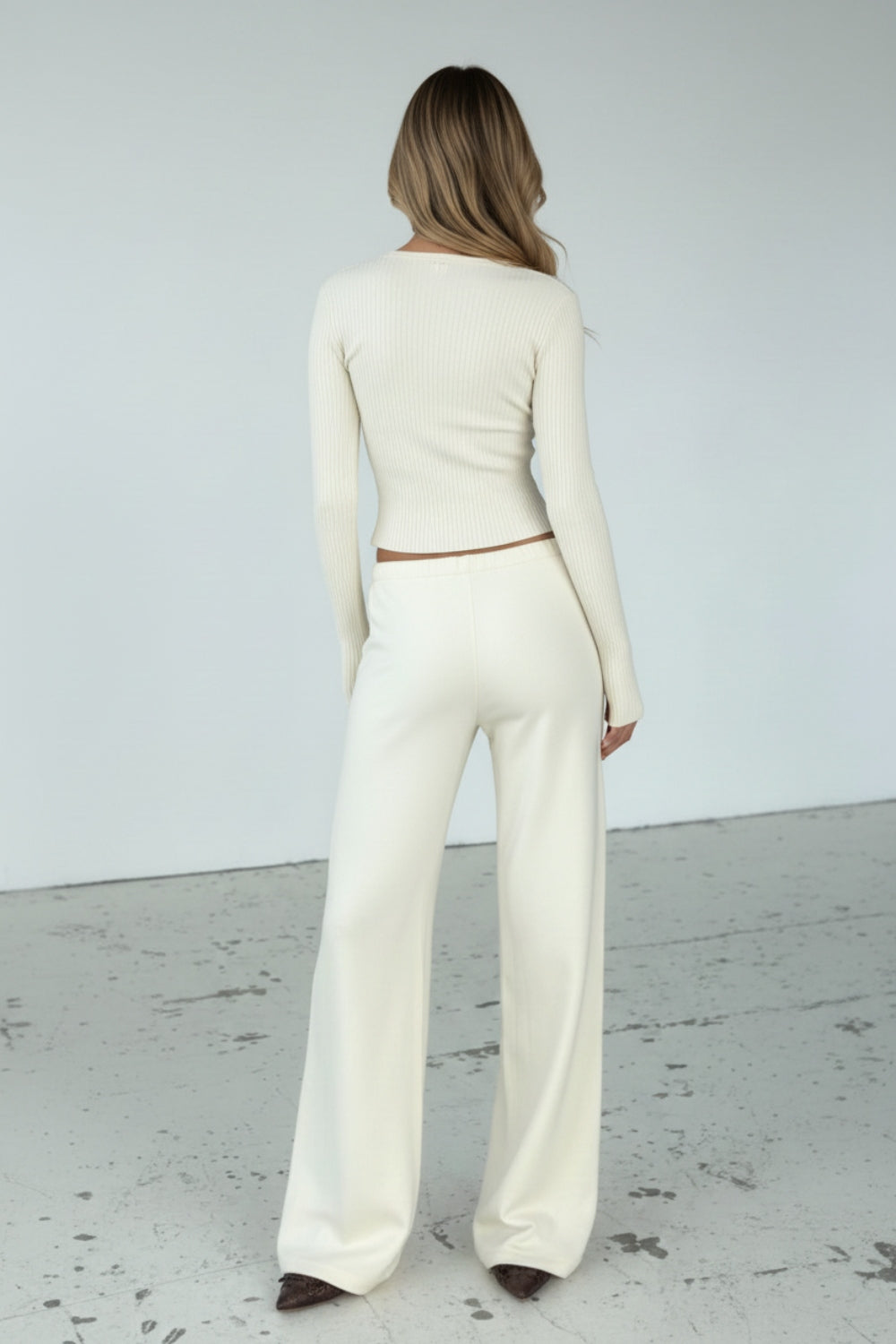 Dzianinowy komplet z dopasowanym kardiganem na guziki i spodniami z prostą, szeroką nogawką