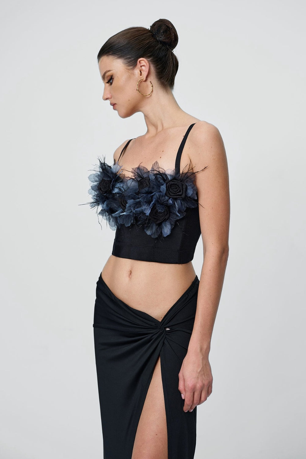 Gorsetowy top z kwiatowymi aplikacjami 3D i cienkimi ramiączkami