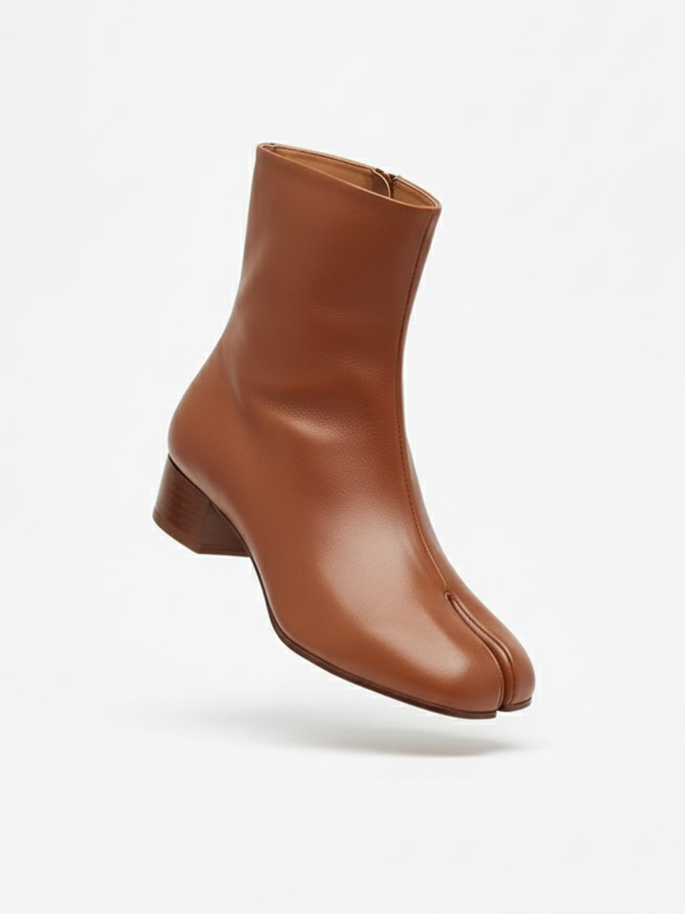 Botki z eko skóry przed kostkę z dzielonym noskiem tabi i niskim słupkowym obcasem