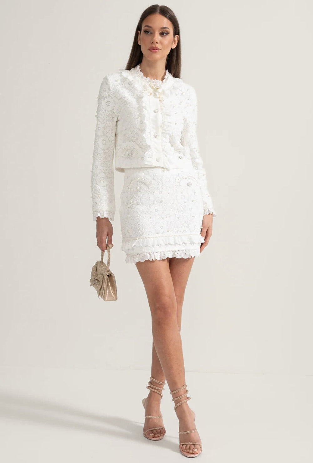 Biały elegancki komplet dwuczęściowy z perłowymi zdobieniami