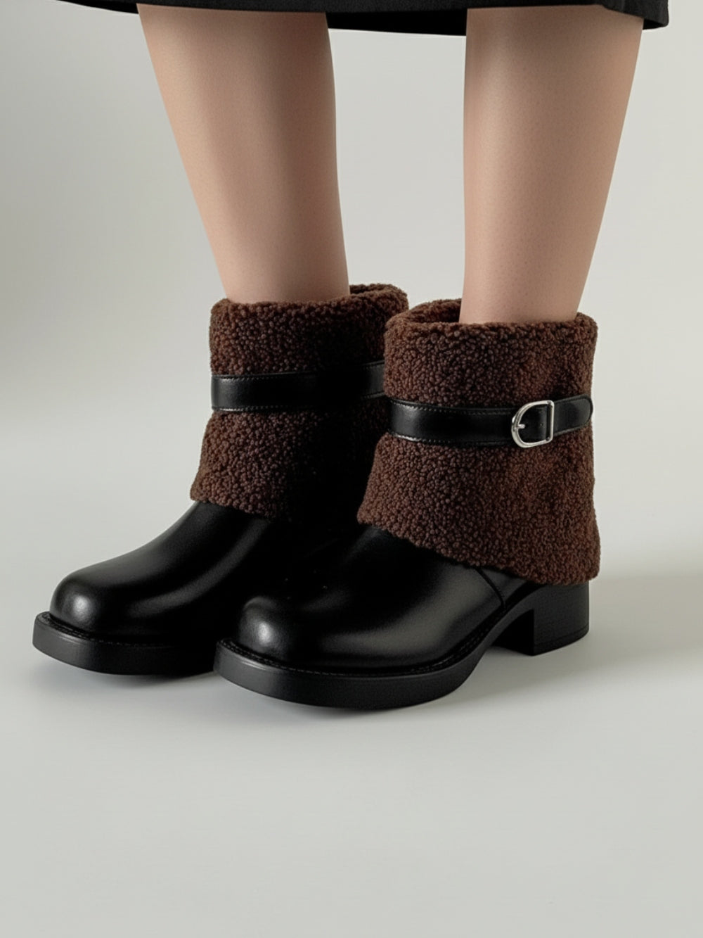 Botki zimowe na niskim słupku ze sztucznej skóry z cholewką z imitacji kożuszka i paskiem z klamrą