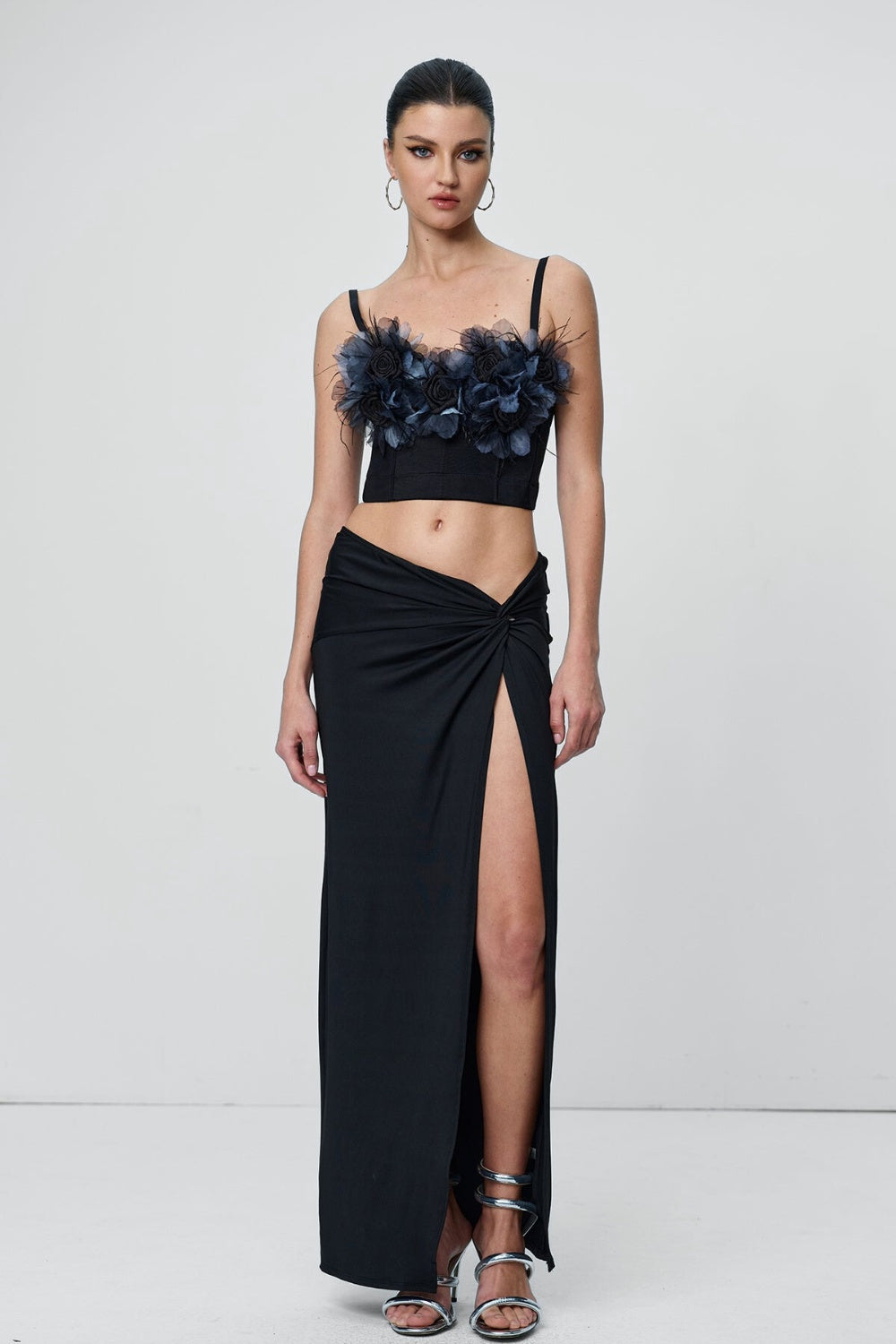 Gorsetowy top z kwiatowymi aplikacjami 3D i cienkimi ramiączkami