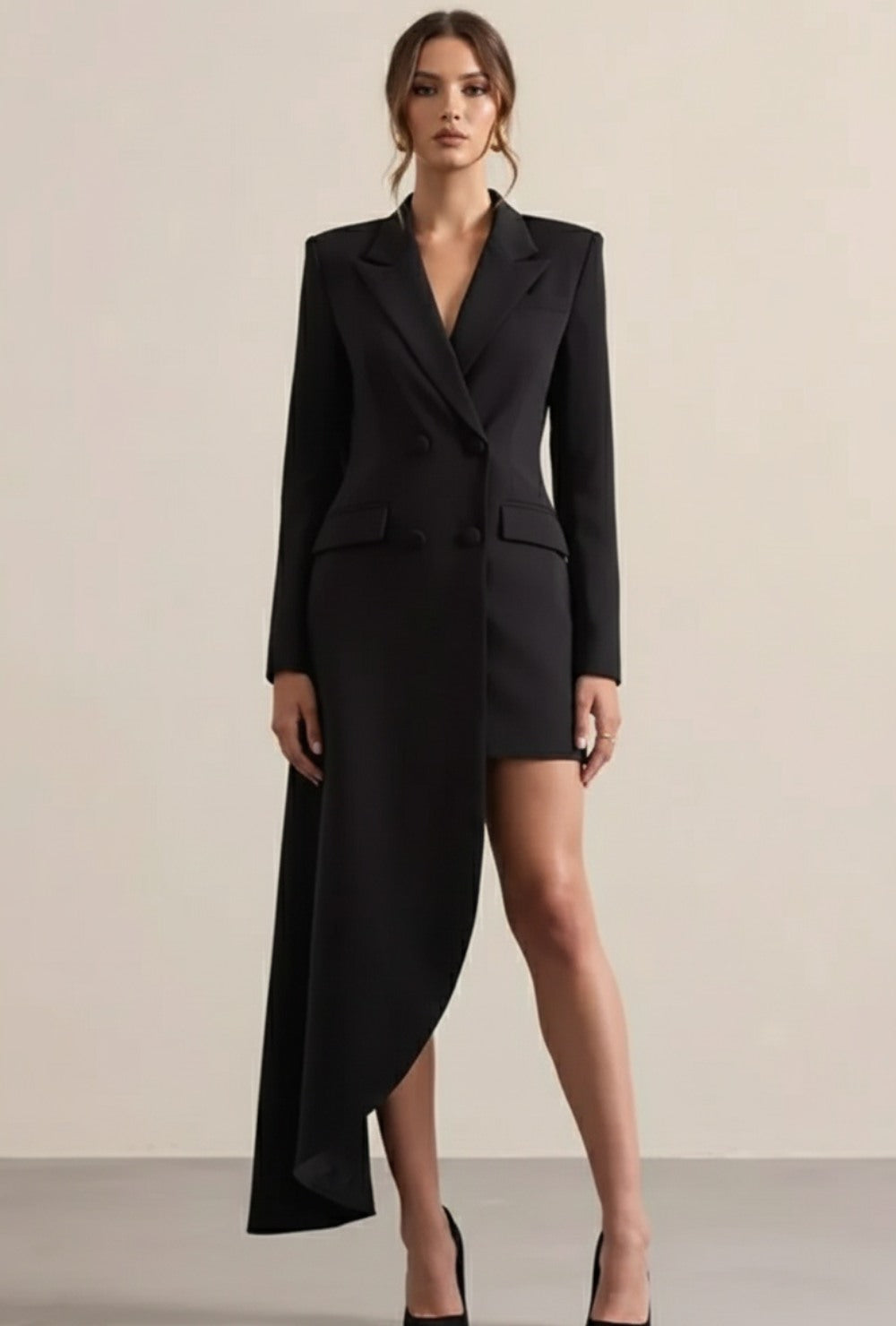 Asymetryczna sukienka marynarkowa mini z dłuższym trenem