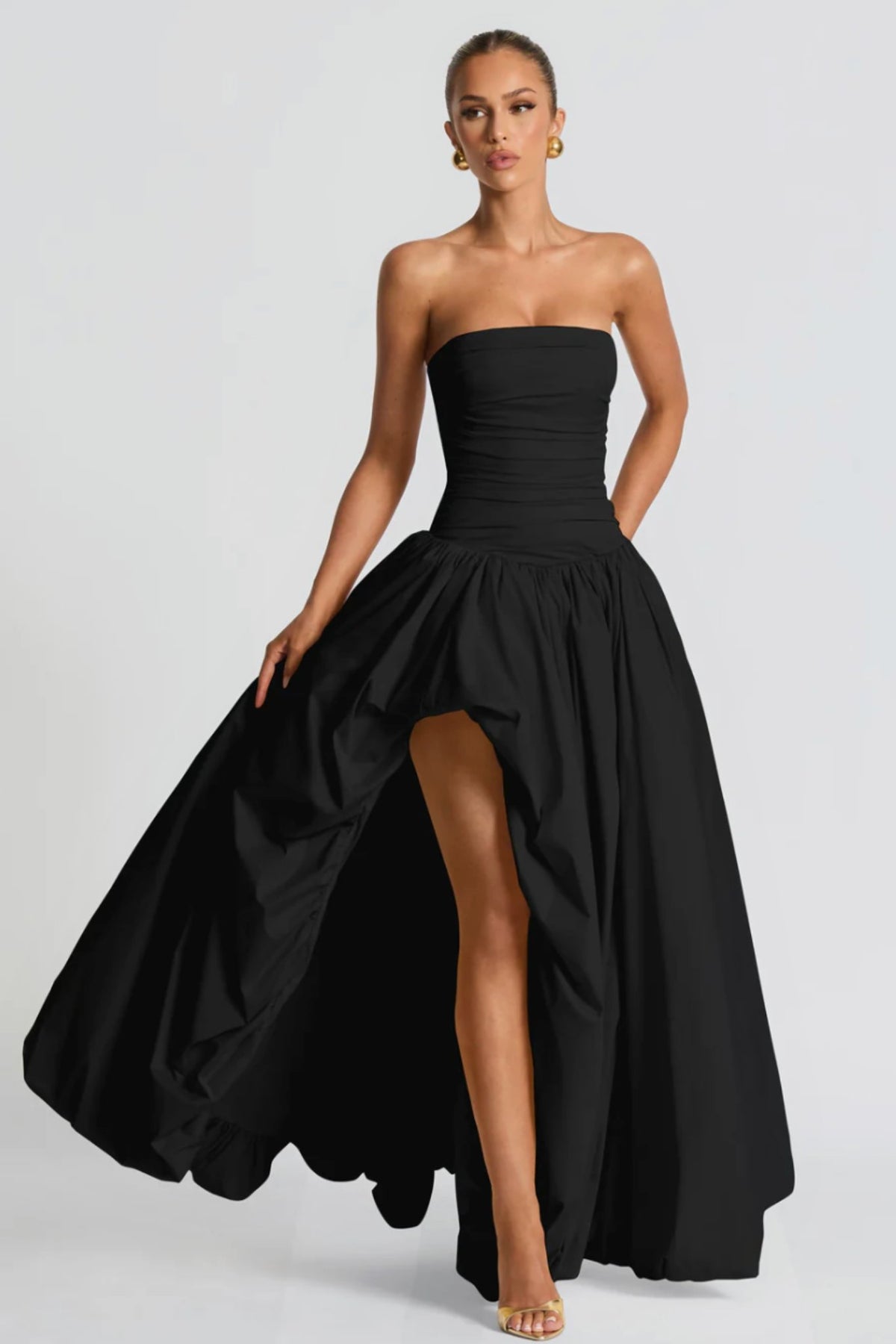 Długa sukienka maxi bez ramiączek z marszczonym gorsetem, sznurowanym tyłem i rozkloszowaną balonową spódnicą z wysokim rozcięciem