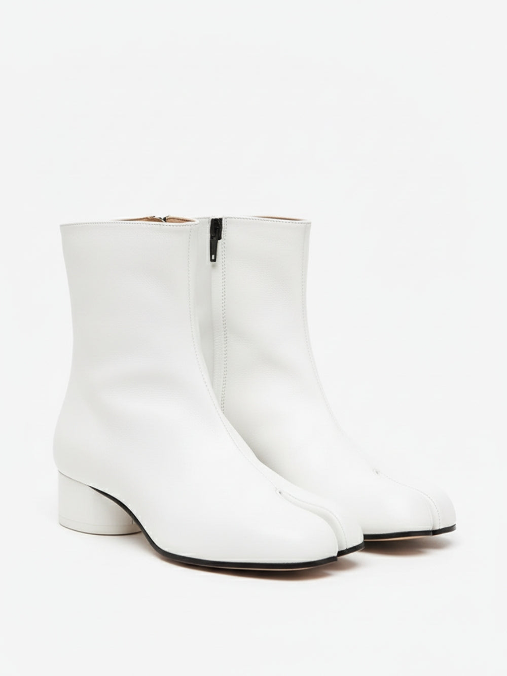 Botki z eko skóry przed kostkę z dzielonym noskiem tabi i niskim słupkowym obcasem