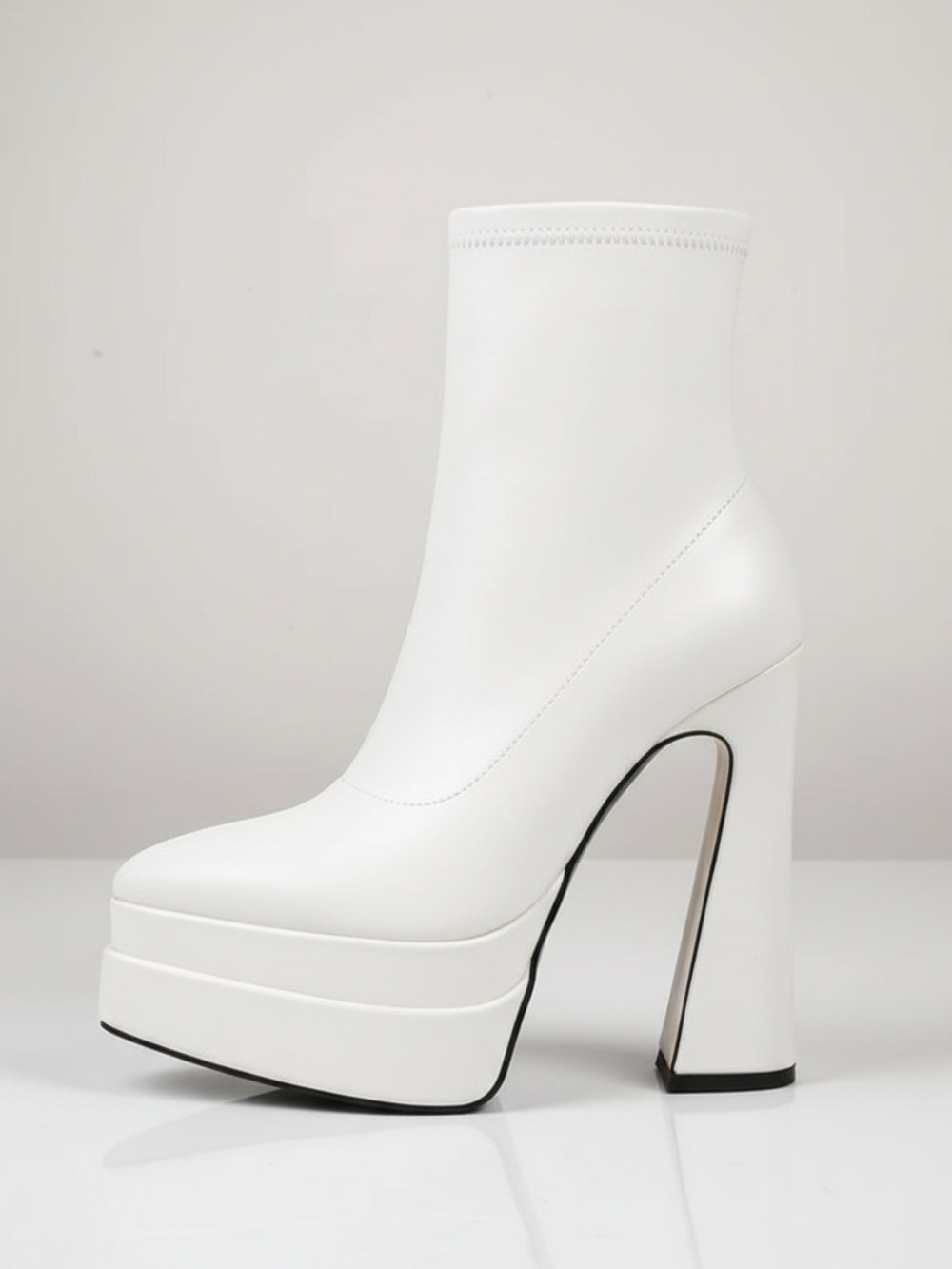 Botki z eko skóry na bardzo wysokiej platformie z dopasowaną cholewką i szerokim obcasem słupkiem