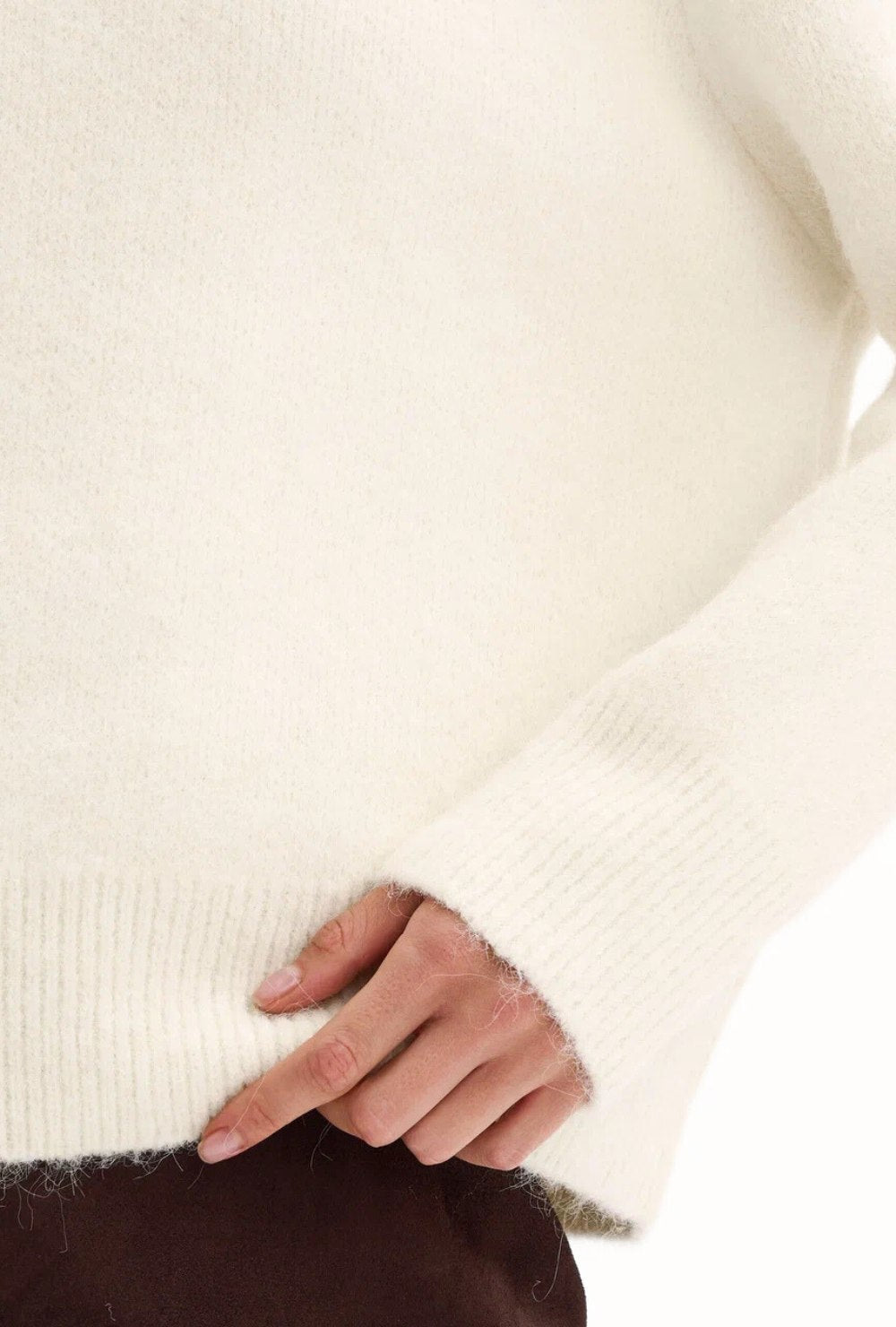 Sweter z okrągłym dekoltem z miękkiej puszystej dzianiny z mieszanki wełny o swobodnym kroju