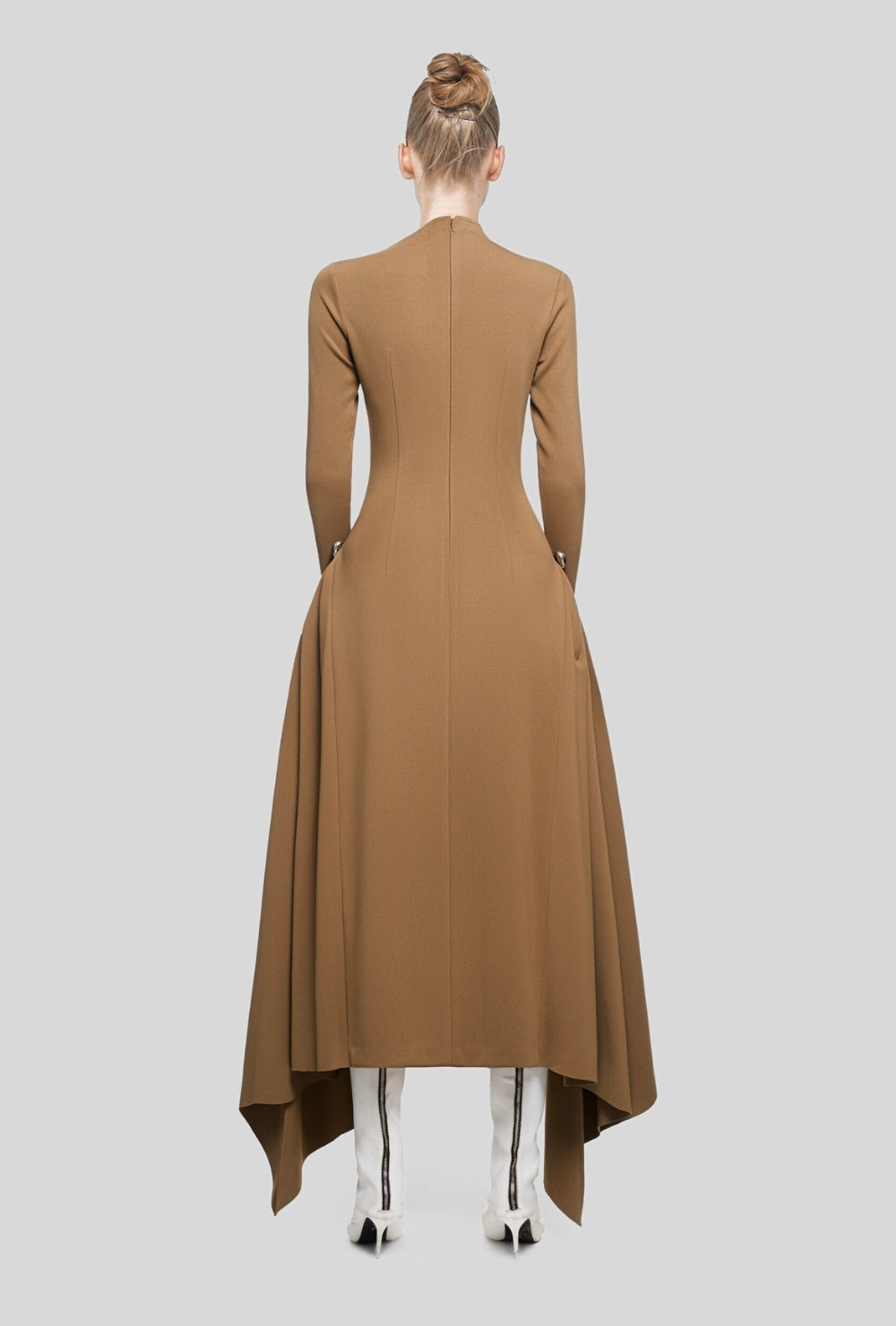 Asymetryczna sukienka midi z metalowymi guzikami i symetrycznymi drapowaniami