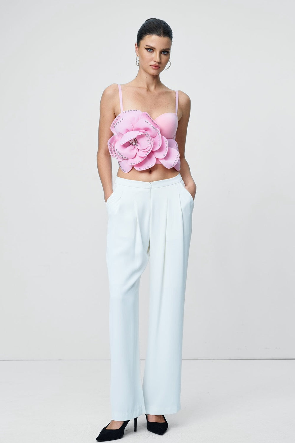Gorsetowy top z kwiatową aplikacją i cienkimi ramiączkami zdobiony kryształkami