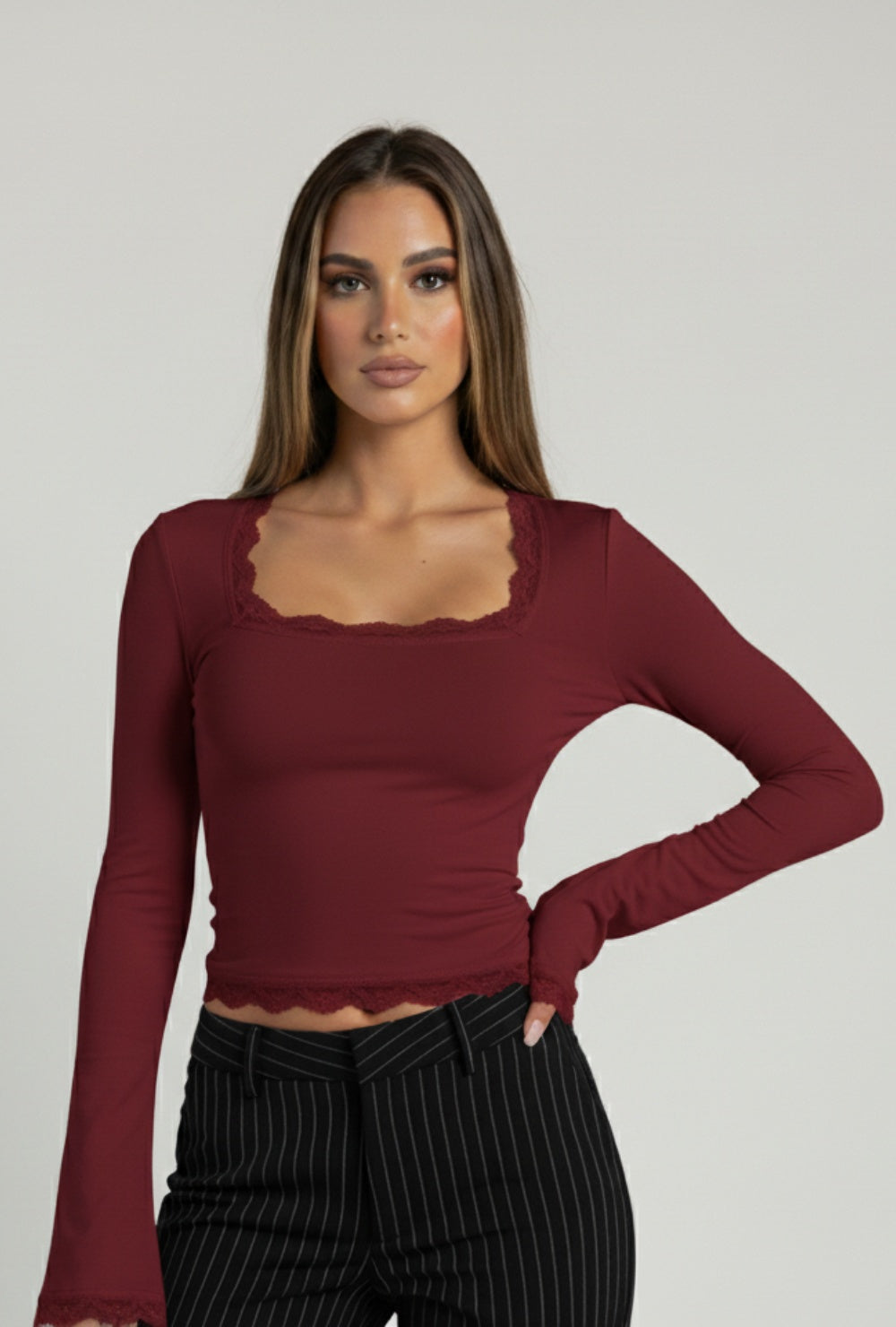 Dopasowany top z koronkowym wykończeniem i rozkloszowanymi rękawami