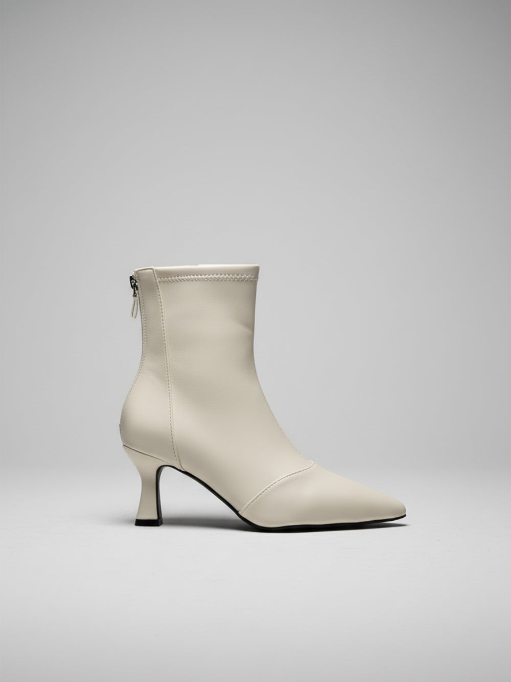 Botki na obcasie kitten z ostrym noskiem z dopasowaną cholewką ze sztucznej skóry i zamkiem z tyłu