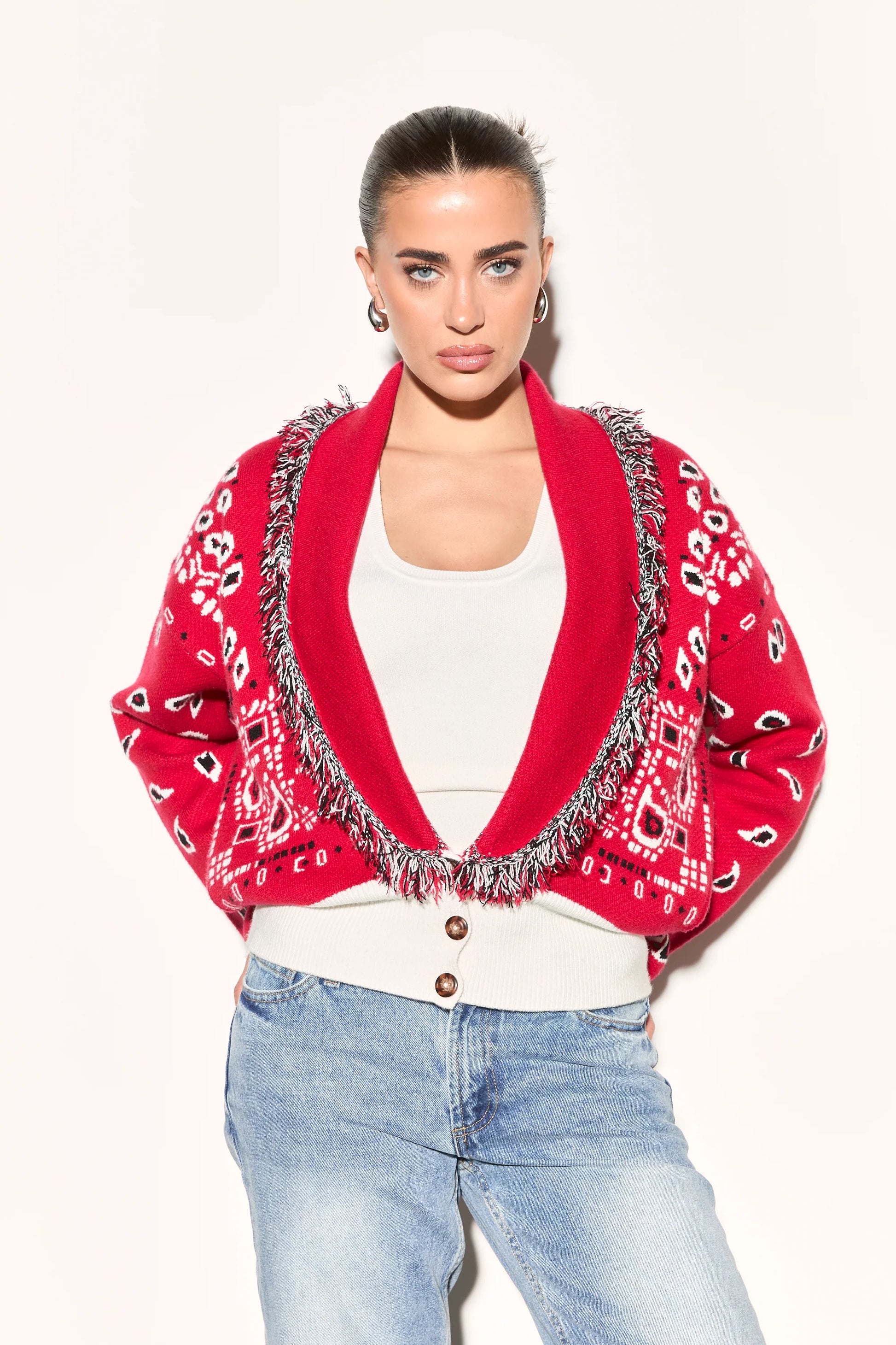 Czerwony krótki kardigan dzianinowy z szerokim kołnierzem szalowym z frędzlami i wzorem bandana