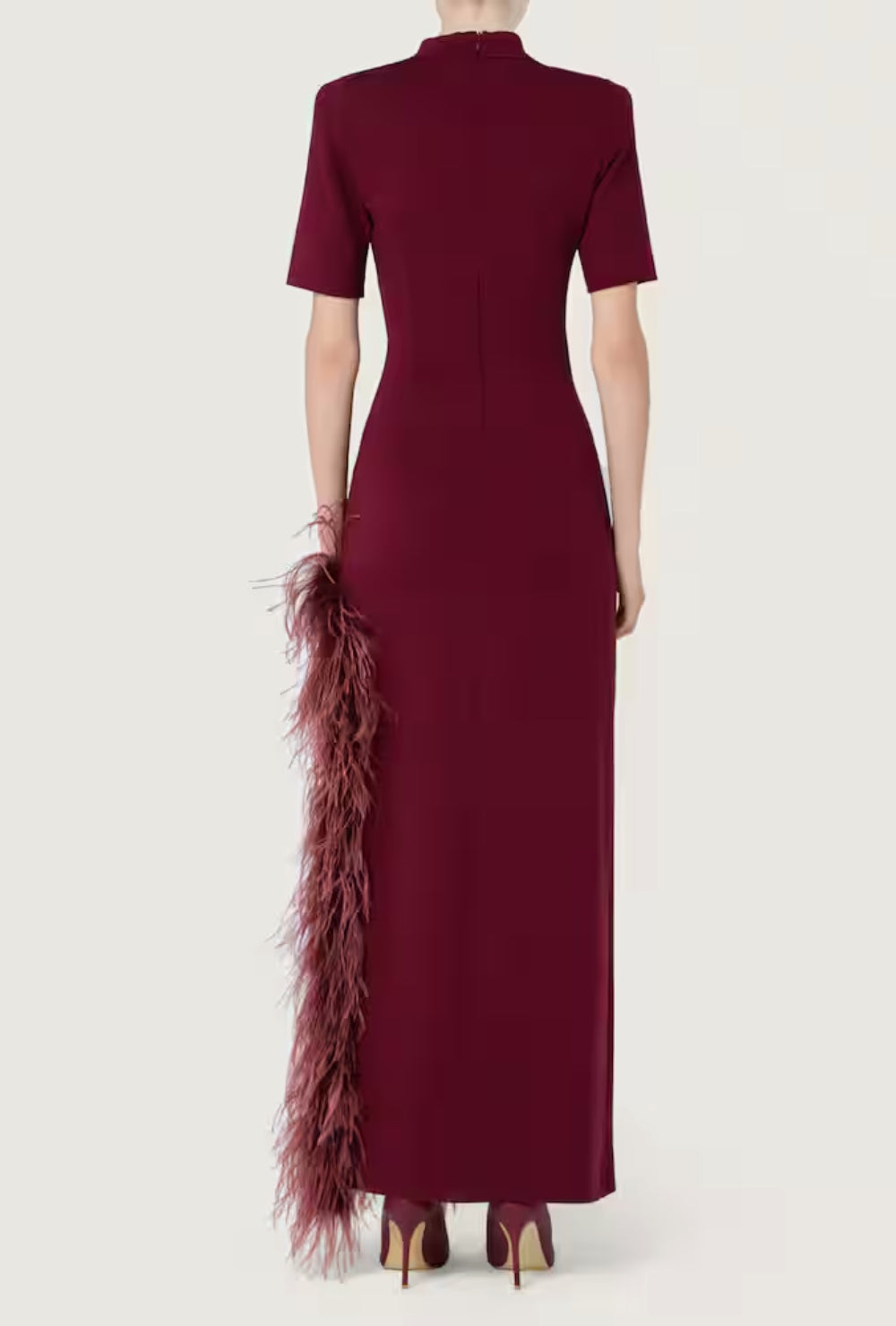 Bordowa sukienka maxi z piórami wzdłuż rozcięcia i stójką
