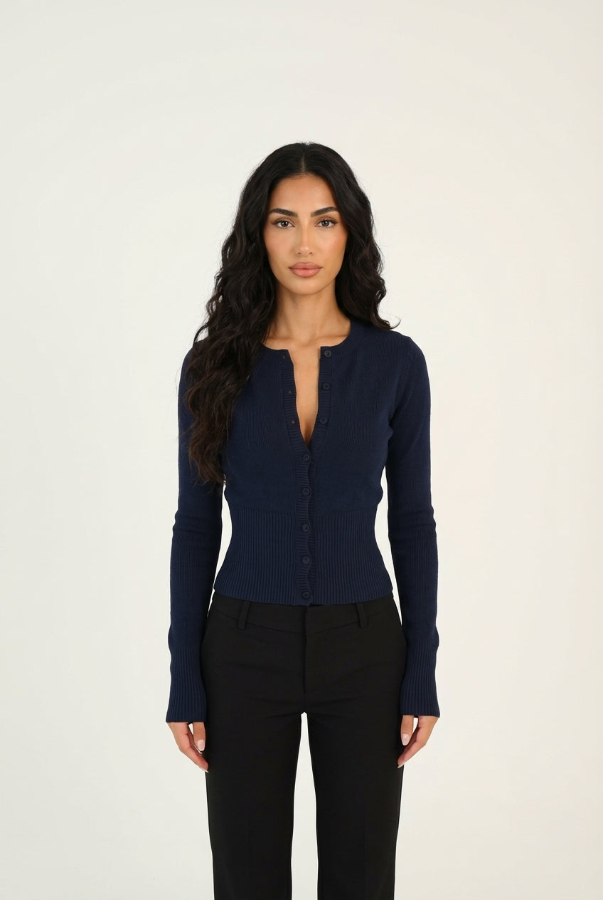 Dopasowany kardigan z miękkiej dzianiny zapinany na guziki z długimi rękawami