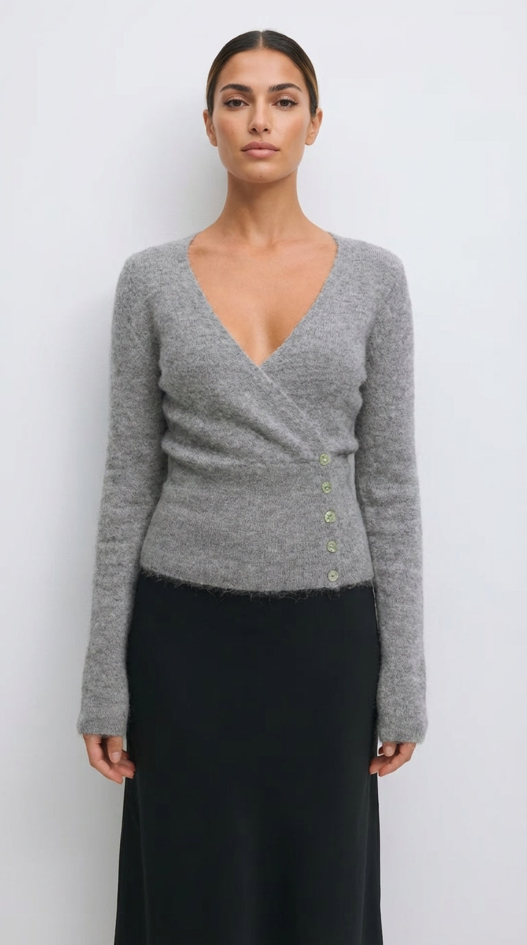 Sweter kopertowy z miękkiej dzianiny z dopasowaną prążkowaną talią i guzikami z boku