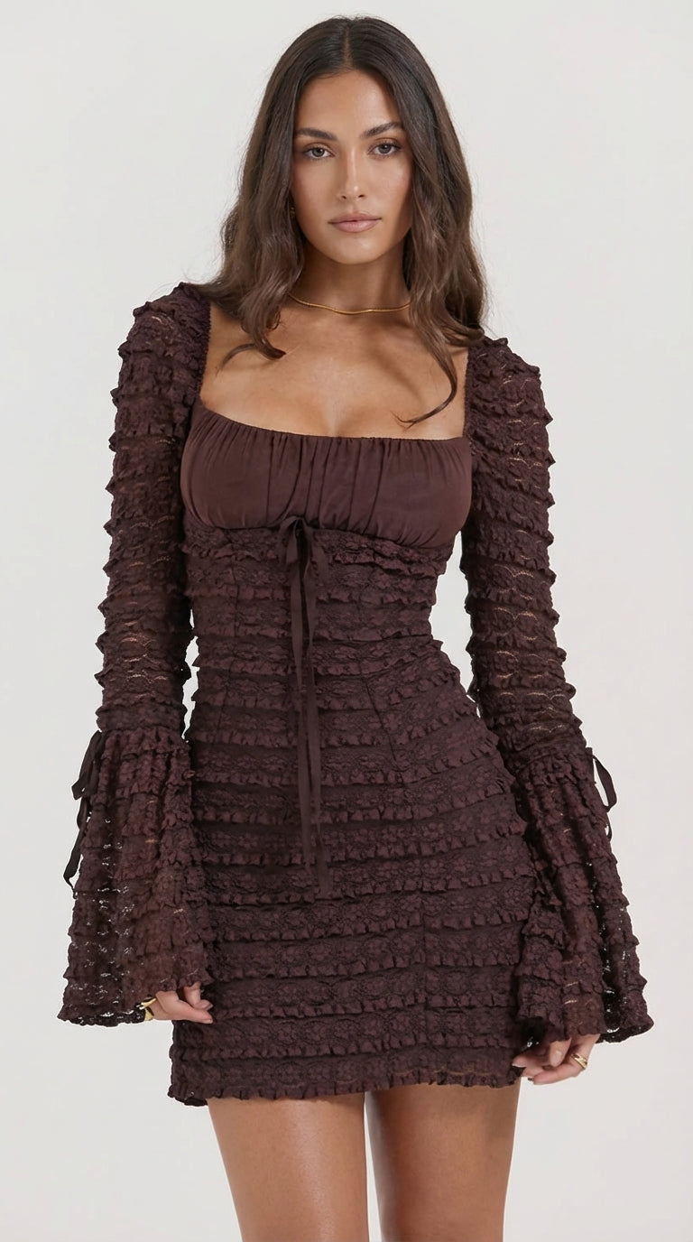 Brązowa koronkowa sukienka mini dopasowana z falbanami i długimi rozkloszowanymi rękawami