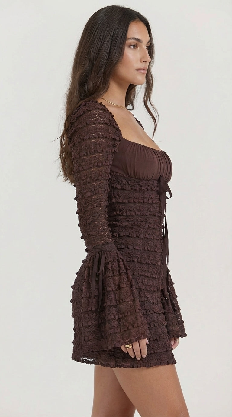 Brązowa koronkowa sukienka mini dopasowana z falbanami i długimi rozkloszowanymi rękawami