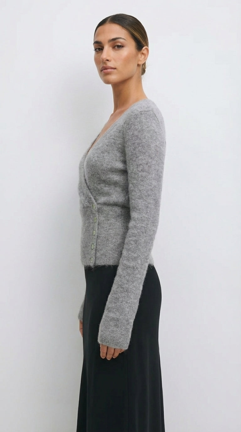 Sweter kopertowy z miękkiej dzianiny z dopasowaną prążkowaną talią i guzikami z boku