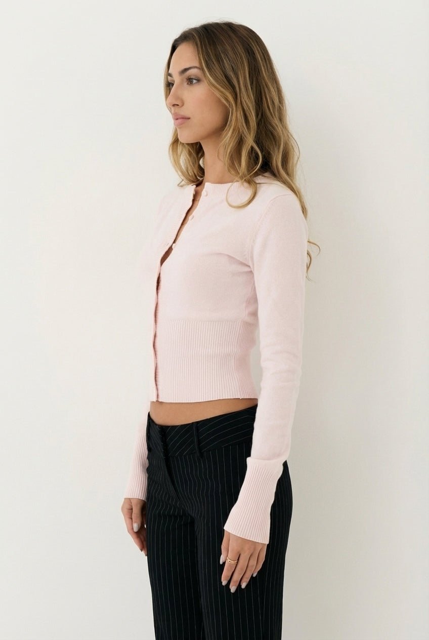 Dopasowany kardigan z miękkiej dzianiny zapinany na guziki z długimi rękawami