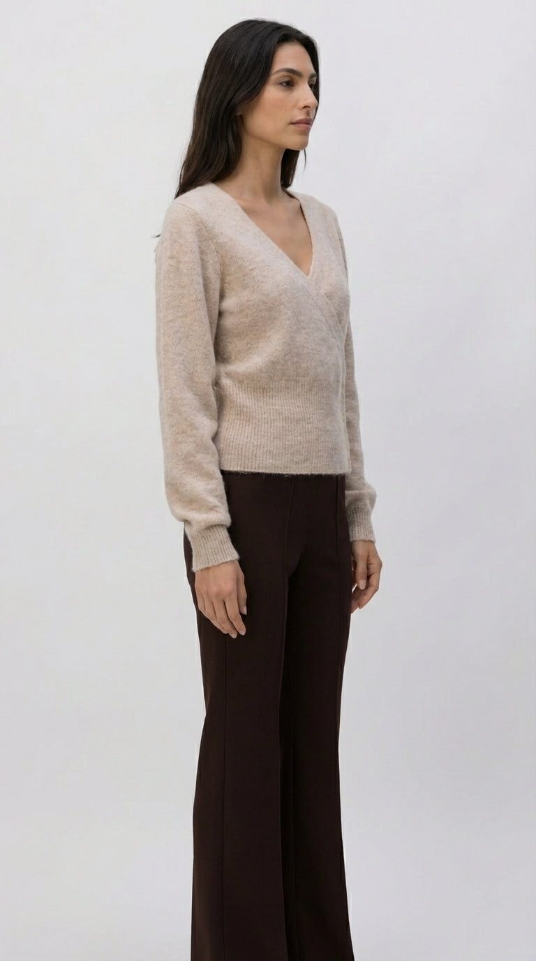 Sweter kopertowy z miękkiej dzianiny z dopasowaną prążkowaną talią i guzikami z boku