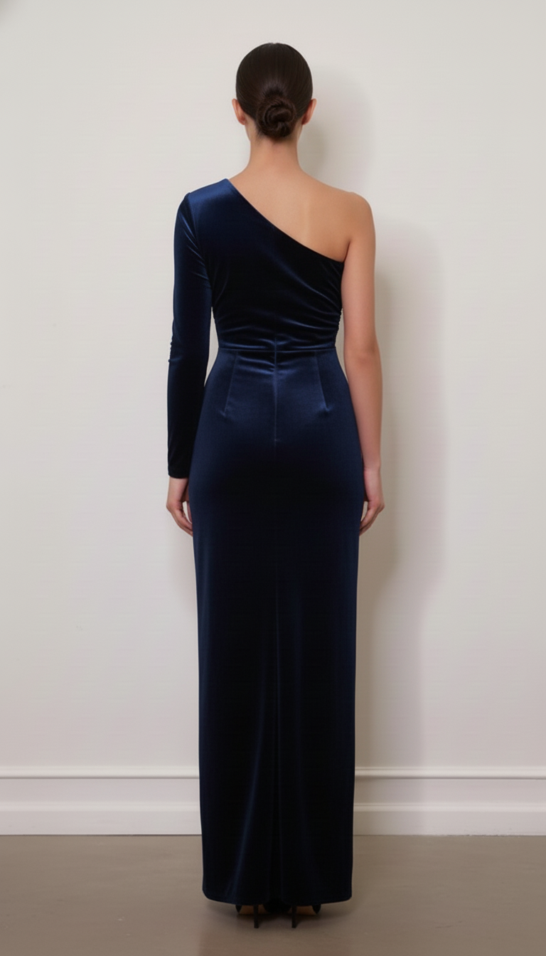 Asymetryczna welurowa sukienka maxi z marszczeniem i rozcięciem