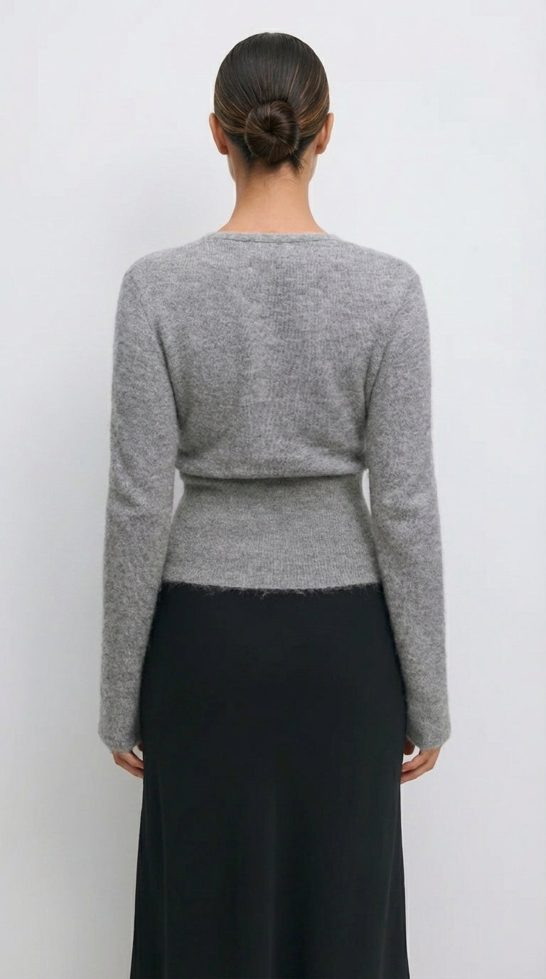 Sweter kopertowy z miękkiej dzianiny z dopasowaną prążkowaną talią i guzikami z boku